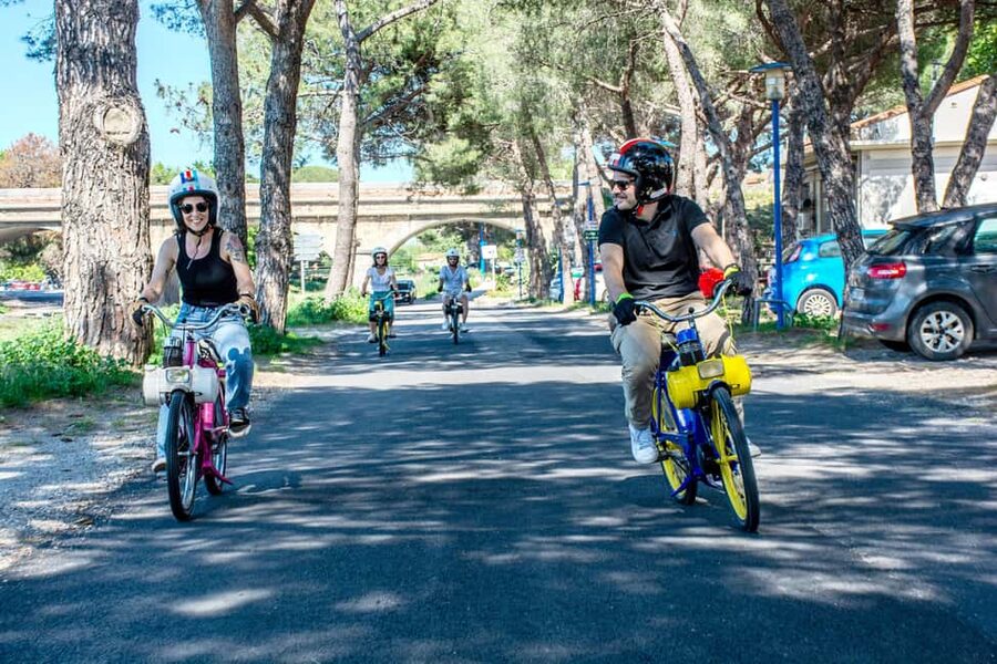 Argelès-sur-Mer: a guided Solex ride to discover street art - Where it starts: 2 Av. du 8 Mai 1945 and the pre-ride setup