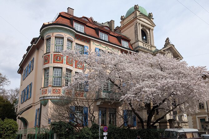 Art Nouveau Meets Street Art in Munich (Max. 12 guests) - The subway shift: from Schwabing elegance to street-art energy