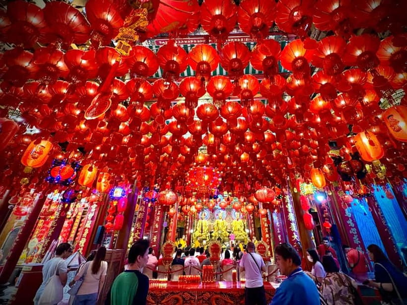 Bangkok: Chinatown & Taladnoi Street Art Guided Walking Tour - Wat Mangkon Kamalawat: Chinese spiritual life in the real neighborhood