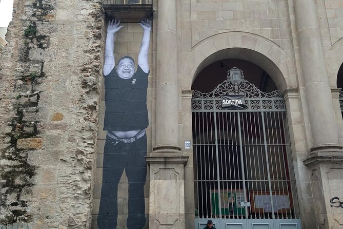 Barcelona Art & Wine: Galleries, Studios & Street Art - Guide Luke and the tour style: small group, real conversations