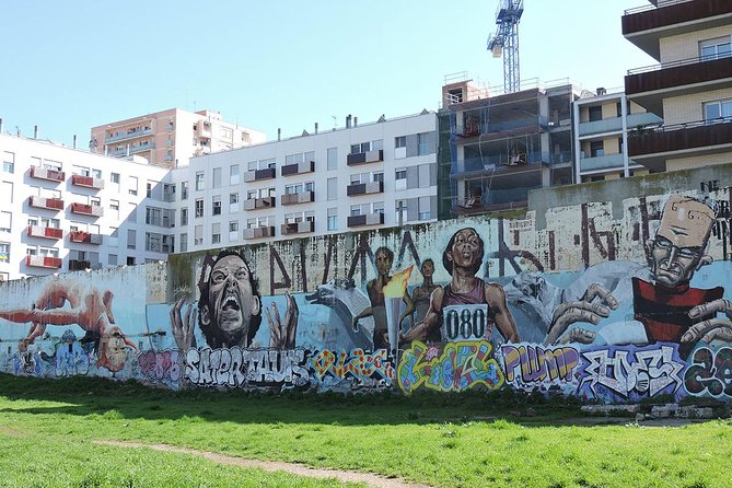Barcelona Street Art and Graffitti Bicycle Tour - Getting There: Meet at Carrer dels Escudellers and Roll Out Together