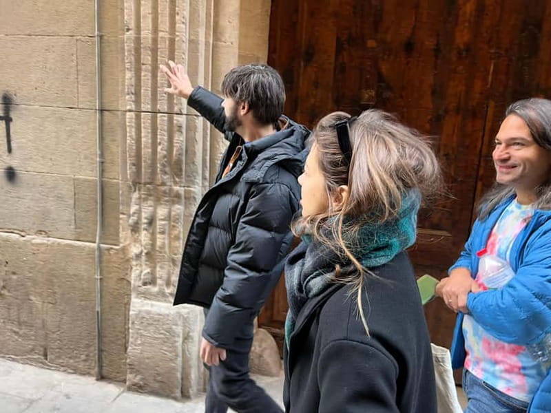 Barcelona: Street Art & Visit to Galleries Tour - How the Street Art Walk Works: Short Stops, Big Context