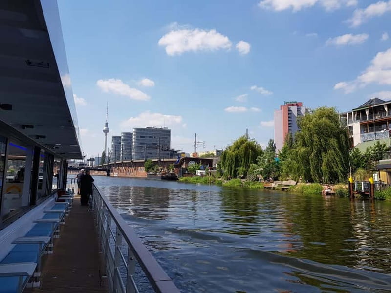 Berlin: East Side Gallery Spree Cruise in a Solar Catamaran - Solar quiet on the Spree: why this feels different