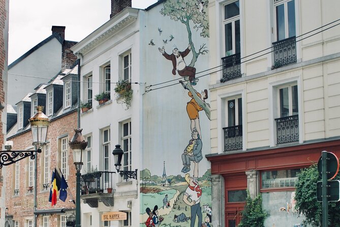 Brussels "Land of Comics": Street Art & Walking Tour - Tintin’s world: from Tintin’s Boutique to the clue-chase rhythm