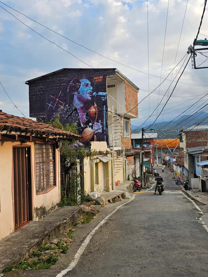 Cali: Comuna 20 Siloé Street Art Tour - The walking route: murals, staircases, and what to pay attention to