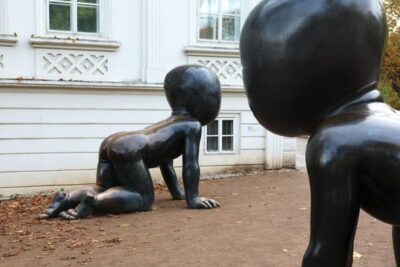 Contemporary art tour in Prague: the works of David Černý - Meeting at Kinsky Square: The Easy Start