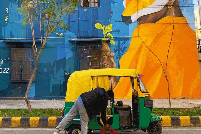 Delhi Street Art Walk in Lodhi Art District with Chai & Food - Stop 2 in the Art District: Homemade Chai and Light Bites
