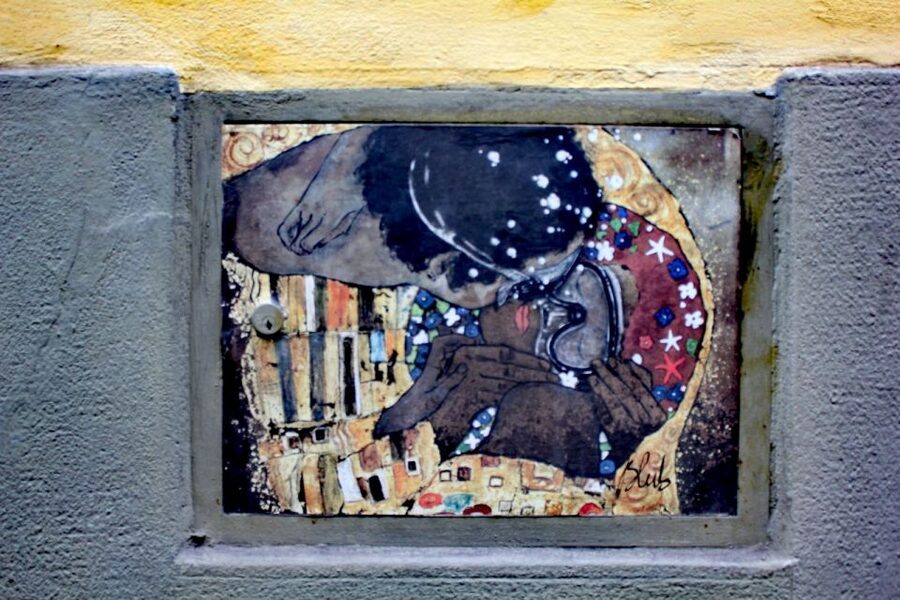 Florence: Street Art Tour - Ponte Vecchio: famous bridge, different focus, and a useful contrast