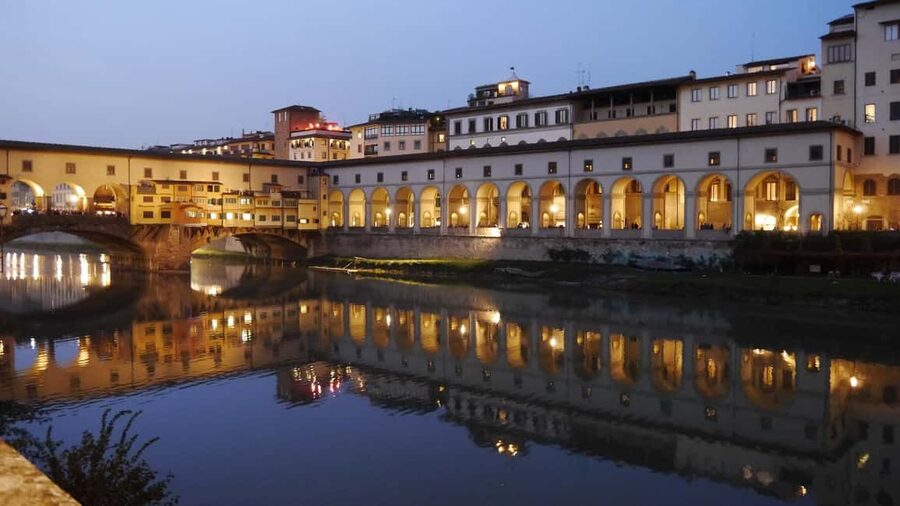 Florence: Uffizi Gallery and Vasari Corridor Private Tour - Meeting at Piazzale degli Uffizi and the timed-entry reality