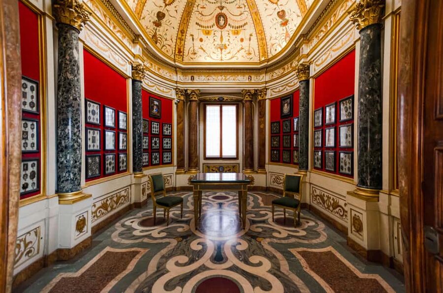 Florence: Uffizi Gallery Reserved Entry Ticket & Audioguide - Walking the Uffizi route across two floors (and keeping your bearings)