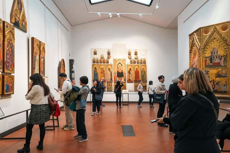 Florence: Uffizi Gallery Reserved-Entry VIP Tour - Meeting point: find the guide fast, then go