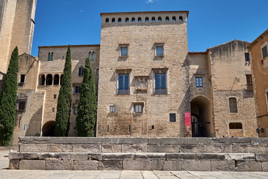 Girona: Cathedral of Girona + Art Museum + St. Felix Church - Walking between stops: using the pass to get your bearings