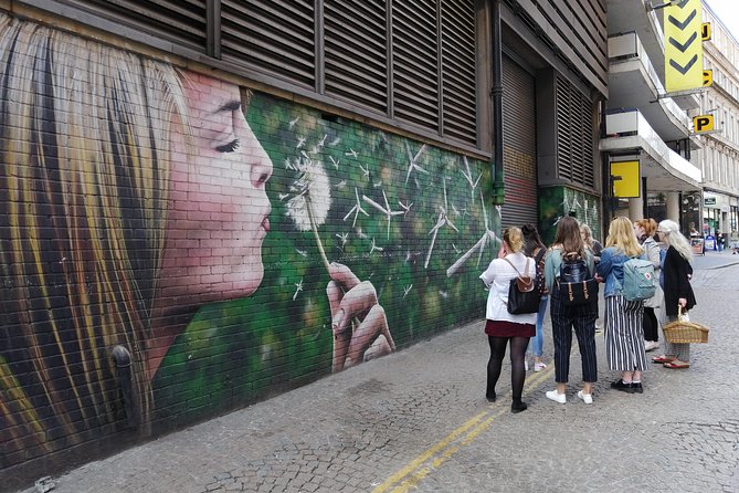 Glasgow Street Art Daily Walking Tour: 2pm - Meeting at The Lighthouse: easy start, simple orientation
