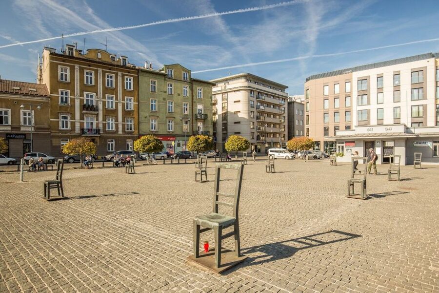 Krakow: Old Town, Ghetto, and Kazimierz Golf Cart Tour - Kazimierz: synagogues, cafes, stalls, and the old Jewish neighborhood vibe