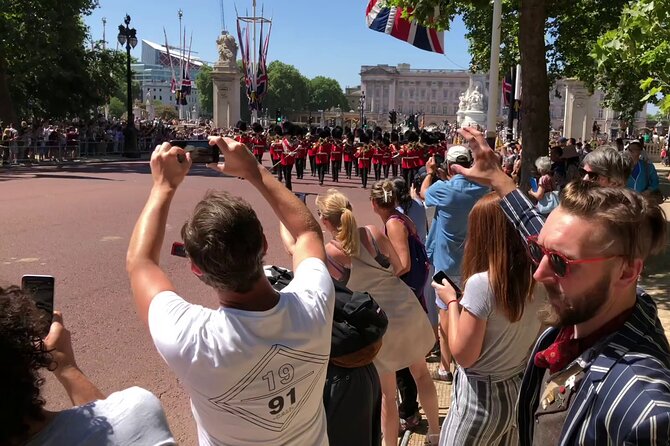 London Bike Tour: Landmarks, Secret Gems, Pub Stop & Street Art - Buckingham Palace on the Mall: a ride you’ll feel in your legs