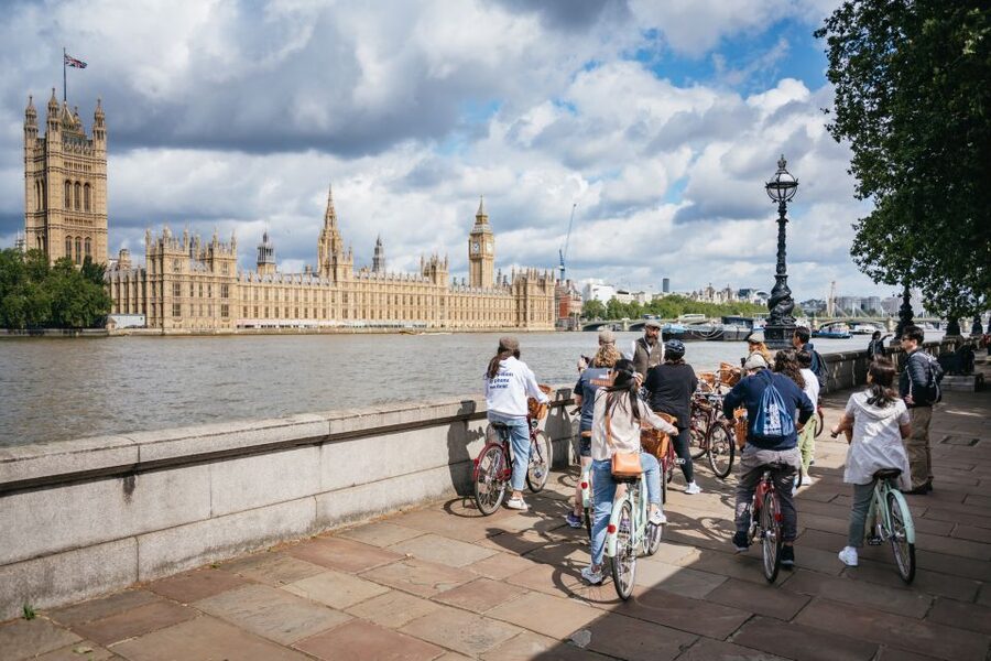 London: Landmarks & Secrets Bike Tour with Pub & Street Art - Covent Garden and the Lamb & Flag pint stop: where the tour feels most social