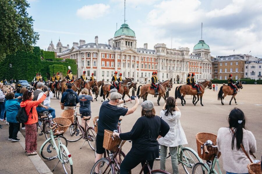 London: Landmarks & Secrets Bike Tour with Pub & Street Art - Handmade Pashley bikes, tweed caps, and what comfort really feels like