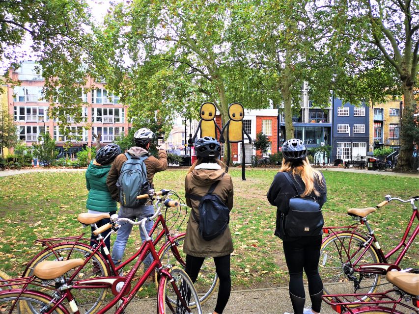London: Street Art Bike Tour - Brick Lane photo stop: seeing the story behind the walls