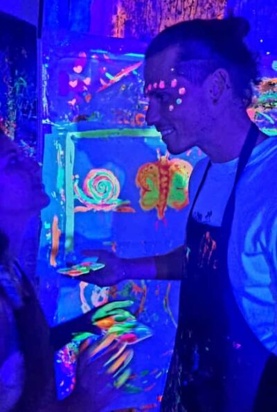 Lyon : Neon painting in an artist's studio - gallery - How the 1h45 Painting Session Flows (Canvas, Large Sheets, and the Cave Space)