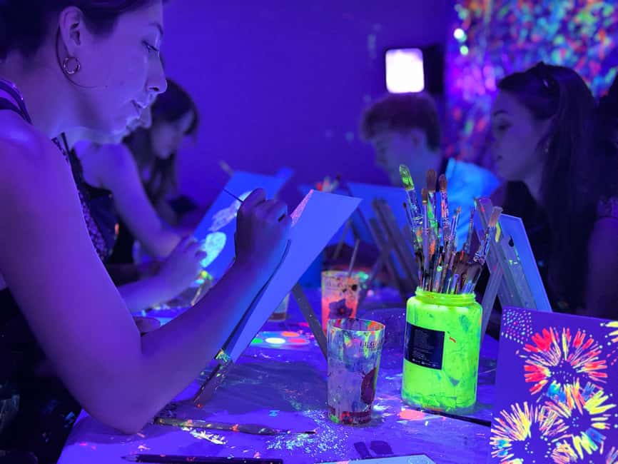 Lyon : Neon painting in an artist's studio - gallery - Supervision, Group Size, and the One Thing to Watch