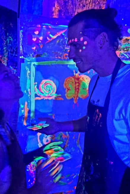 Lyon : Neon painting in an artist's studio - gallery - How the 1h45 Painting Session Flows (Canvas, Large Sheets, and the Cave Space)