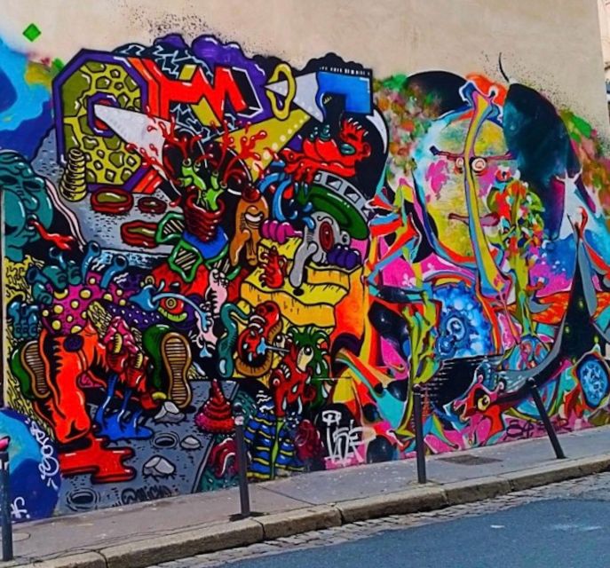 Lyon: Street Art & Street Food Tour - Meeting at Place des Tapis: Finding the Fresque des canuts