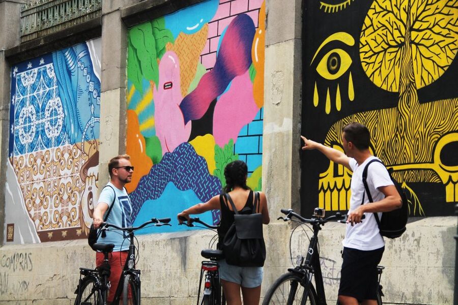 Madrid: Street Art Bike Tour - Getting started at Gran Vía and Sol: easy meeting, real momentum