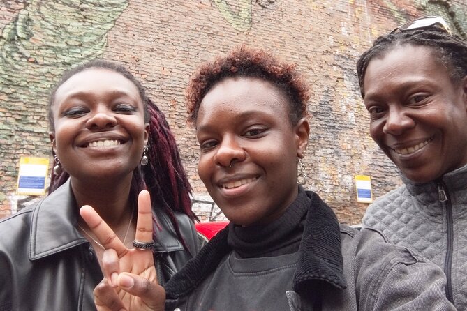 Manchester Street Art: Quest Experience - Getting started at Queen Victoria’s Statue (and using the phone smartly)