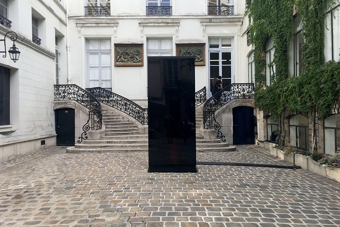 Marais Gallery Walk - Private Tour - Getting a guide who knows the people behind the art