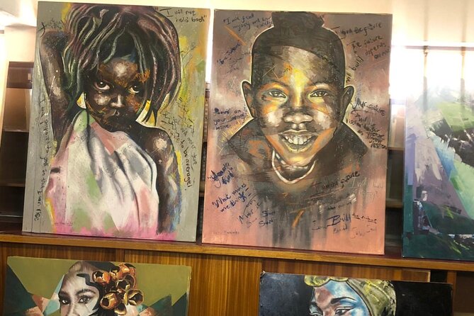 (Meet the Artist)Art Gallery & Street Art tour with lunch - Stop 3: Living Artists Emporium—where career stories begin