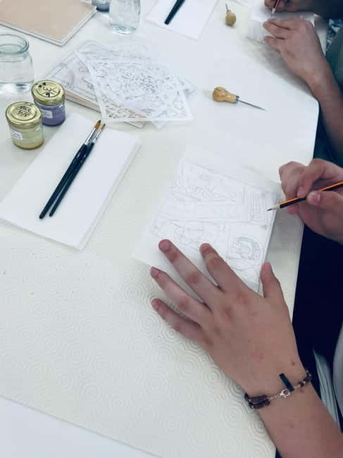 Paint your tile and create your unique piece in an art gallery in Lisbon - Creating your tile: free choice with real coaching