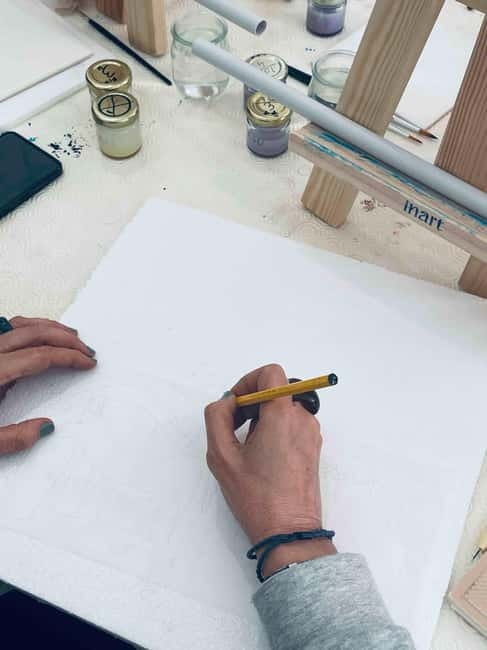 Paint your tile and create your unique piece in an art gallery in Lisbon - Who should book this workshop (and who should choose same-day)