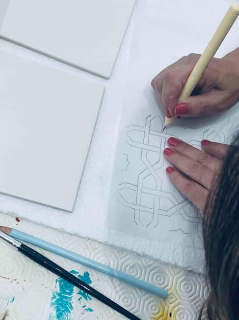 Paint your tile and create your unique piece in an art gallery in Lisbon - Should you book this tile painting workshop in Lisbon?