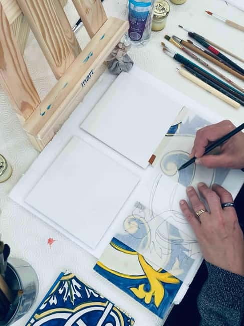 Paint your tile and create your unique piece in an art gallery in Lisbon - GALERIA 1758 studio and the 2.5-hour workshop rhythm