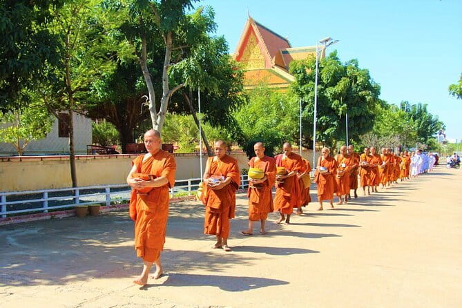 Phnom Penh: Highlights Tour Including National Museum - Wat Phnom: the hilltop temple with a 14th-century identity