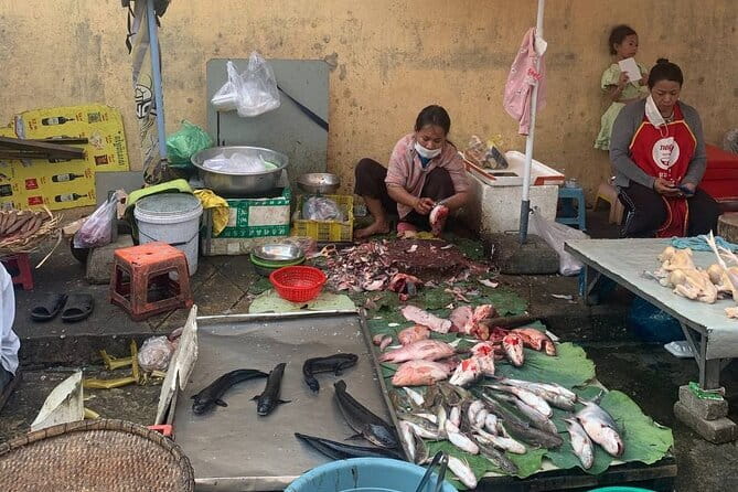 Phnom Penh Morning Breakfast, Market and Art Tour by Tuktuk - Ang Eng Market: herbs, seasonal produce, and a souvenir moment
