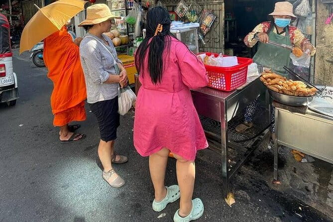 Phnom Penh Morning Breakfast, Market and Art Tour by Tuktuk - Getting your bearings in Phnom Penh before you eat