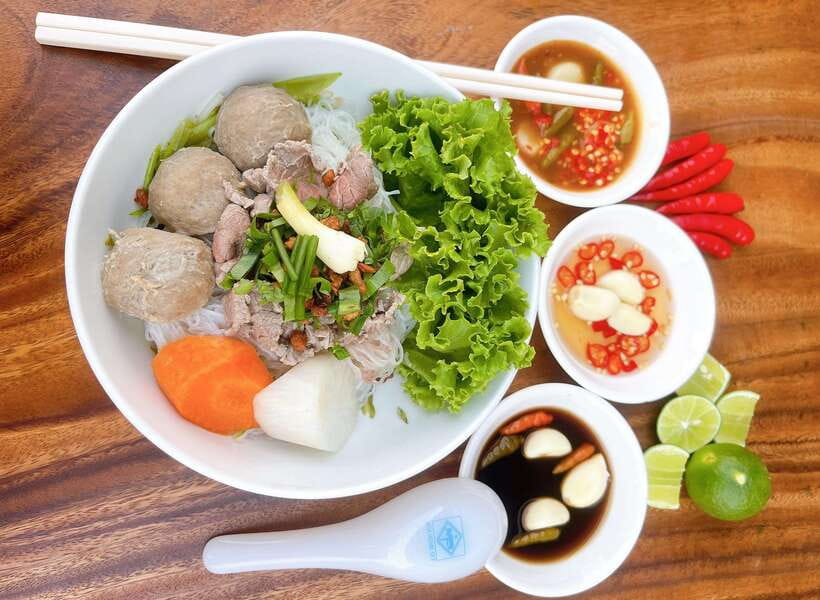 Phnom Penh: Street Art & Food Tour by Tuk-Tuk - Key points that make this tour work