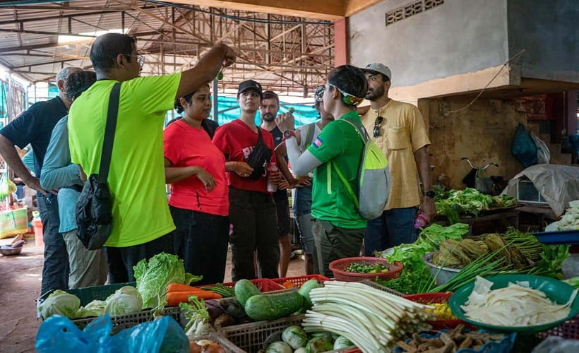 Phnom Penh: Street Art & Food Tour by Tuk-Tuk - Wat Botum Park Lunch and Banh Chaev Crepes