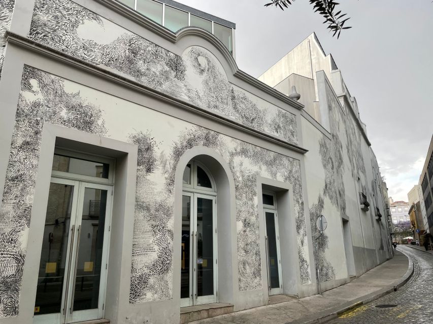 Porto: Half-Day Street Art Tour - Where the walk starts: Praça de Carlos Alberto and your street-art glasses
