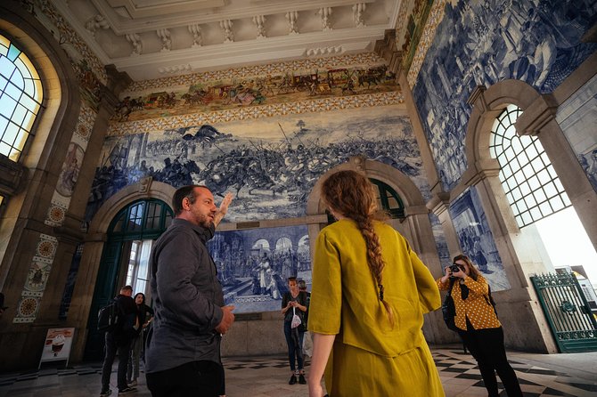 Private City Kickstart Tour: Porto - Livraria Lello: a short, iconic bookstore moment