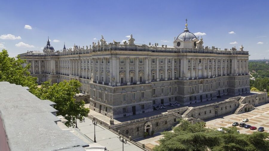 Private guided tour Royal Palace & Royal Collections Gallery - Private spaces and a dining room built for a crowd