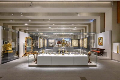 Royal Palace and Royal Collections Gallery Guided Tour - Stop 1: entering the Royal Palace the smart way