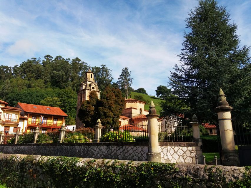 Santander: El Castillo Caves & Paleolithic Art Tour - Guides, translations, and the small-group rhythm that makes it work