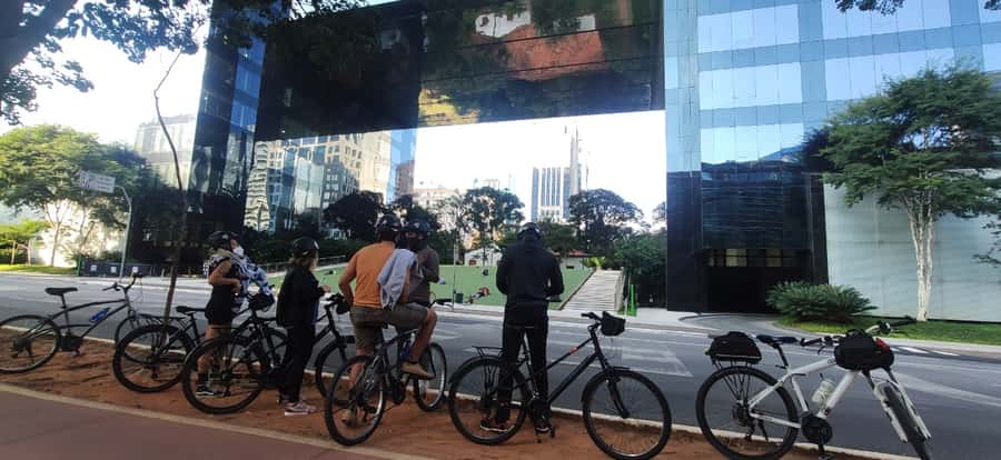 São Paulo: Street Art Bike Tour - Casa das Rosas and Parque Trianon: art and trees in the middle of it all