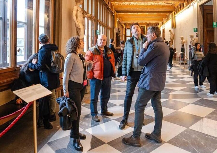 Semi Private Uffizi Gallery Guided Tour in Florence - Meeting at the Leonardo Da Vinci Statue and Getting Inside Fast
