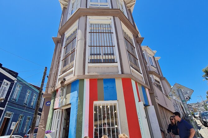 Street Art in Valparaiso and Wines in Casablanca from Santiago - Key things you’ll notice right away