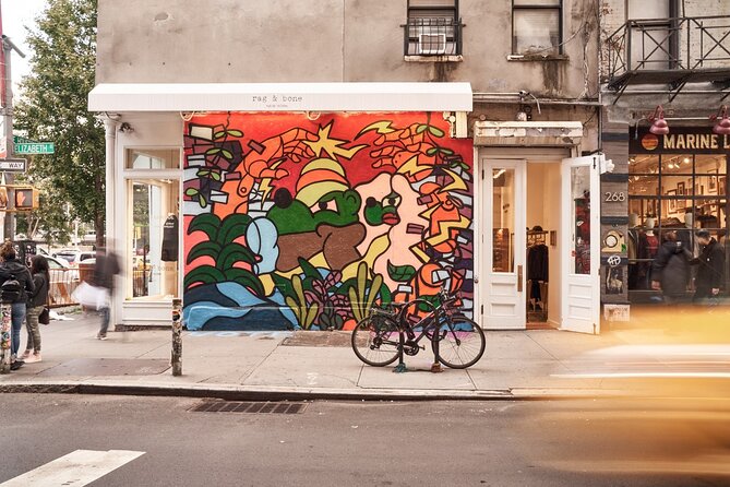 Street art tour at Soho - The Wall (Gateway to Soho): minimalist art with a street-art spine