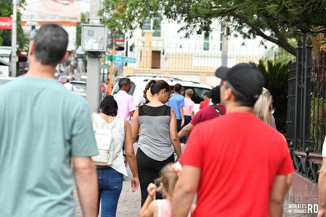 Street art walking tour in Santiago (art walk) - What’s included with the walk: empanada or dessert + juice or mabi
