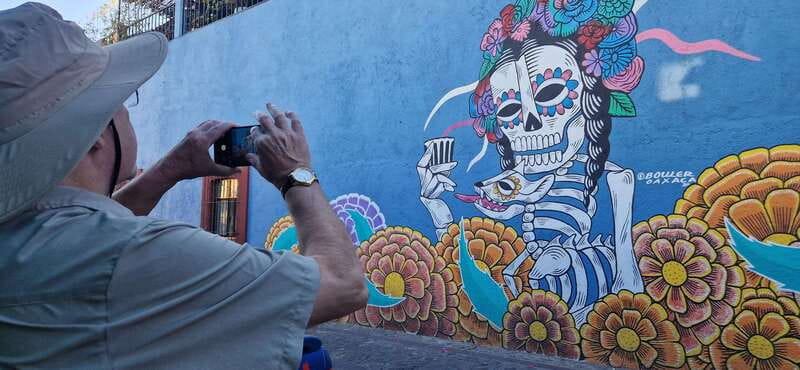 Street Art with an artist - Your 2-hour route: mural stops plus a built-in photo session